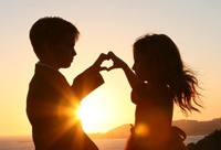 pareja manos unidas