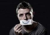 hombre sonrisa falsa